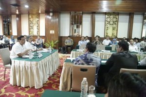 Menko Maritim Luhut B. Pandjaitan di dampingi deputi 3 bidang koordinasi infrastruktur Ridwan Djamaludin memberikan arahan pada acara FGD Dukungan Kebijakan Infrastruktur pada Pembangunan Poros Maritim di Hotel Sari Pan Pasifik, Jakarta 5 September 2016