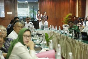 Menko Maritim Luhut B. Pandjaitan di dampingi deputi 3 bidang koordinasi infrastruktur Ridwan Djamaludin memberikan arahan pada acara FGD Dukungan Kebijakan Infrastruktur pada Pembangunan Poros Maritim di Hotel Sari Pan Pasifik, Jakarta 5 September 2016