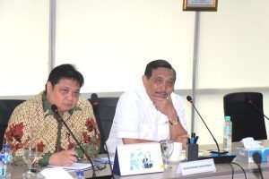 Menko Luhut B. Pandjaitan Pimpin Rapat bersama pelaku usaha perikanan  bersama Menteri Perindustrian Airlangga Hartanto yang di adakan di Kantor Kemenko Bidang Kemaritiman, 19 September 2016