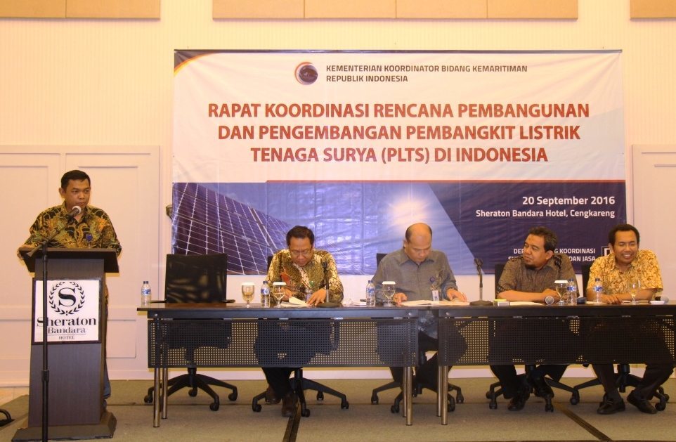 Kemenko Maritim dorong Kedaulatan Energi Melalui Pembangunan Pembangkit Listrik Tenaga Surya Kemenko Maritim dorong Kedaulatan Energi Melalui Pembangunan Pembangkit Listrik Tenaga Surya
