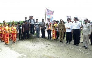 Menko Bidang Kemaritiman, Luhut B Pandjaitan disambut dengan Tarian Adat saat tiba di Helipad Helikopter pelabuhan Teluk Dalam, Nias Selatan, Sabtu (17/9)