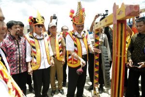 Menko Bidang Kemaritiman, Luhut B Pandjaitan meresmikan pembukaan Pesta Ya’ahowu dengan memukul gong di Lapangan Orurusa Telukdalam, Nias Selatan (17/9)