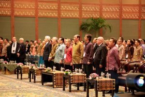 Menko Maritim Luhut B. Pandjaitan saat menyanyikan lagu kebangsaan Indonesia Raya pada acara 15th World Renewable Energy Congress (WREC) 2016 di JCC Senayan, Jakarta (20/9)