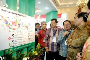 Menko Maritim Luhut B. Pandjaitan meninjau pameran Energi Baru Terbarukan (EBT) pada acara 15th World Renewable Energy Congress (WREC) 2016 di JCC Senayan, Jakarta (20/9)