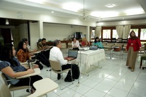 Ibu Devi Pandjaitan menerima paparan pembahasan tentang Gerakan Budaya Bersih dan Senyum (GBBS) di Kediaman Menko Maritim, Komplek Widya Candra, Jakarta (21/9).