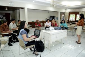 Rapat pembahasan tentang Gerakan Budaya Bersih dan Senyum (GBBS) bersama Ibu Devi Pandjaitan di Kediaman Menko Maritim, Komplek Widya Candra, Jakarta (21/9).