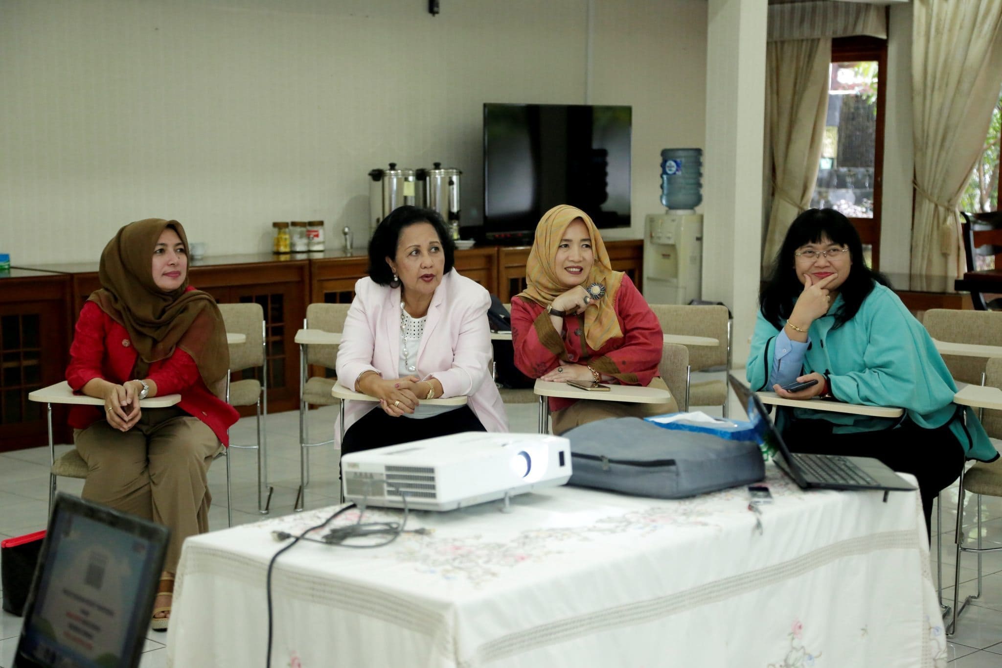 Rapat pembahasan tentang Gerakan Budaya Bersih dan Senyum (GBBS) bersama Ibu Devi Pandjaitan Rapat pembahasan tentang Gerakan Budaya Bersih dan Senyum (GBBS) bersama Ibu Devi Pandjaitan