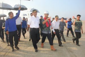 Menteri Koordinator Bidang Kemaritiman Luhut B Pandjaitan beserta jajaran Pejabat Kemenko Kemaritiman meninjau Lokasi Reklamasi di titik Pulau G, 8 September 2016