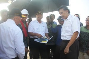 Menteri Koordinator Bidang Kemaritiman Luhut B Pandjaitan beserta jajaran Pejabat Kemenko Kemaritiman meninjau Lokasi Reklamasi di titik Pulau G, 8 September 2016