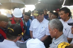 Menteri Koordinator Bidang Kemaritiman Luhut B Pandjaitan beserta jajaran Pejabat Kemenko Kemaritiman meninjau Lokasi Reklamasi di titik Pulau G, 8 September 2016