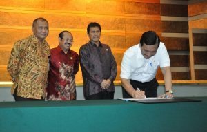 Menteri Koordinator Bidang Kemaritiman Luhut B. Pandjaitan (kanan) menandatangani piagam zona integritas di kantor menko Maritim hari Kamis, 15 September 2016