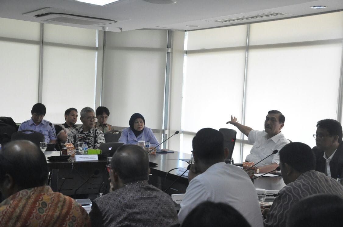 Menko Luhut Pimpin Rapat Evaluasi Industri Perikanan Menko Luhut Pimpin Rapat Evaluasi Industri Perikanan