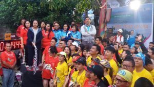 Menko Kemaritiman Luhut B. Pandjaitan bersama Ibu foto dengan Peserta Samosir Lake Toba Ultra Marathon 2016