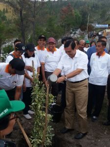 Menko Maritim Luhut B. Pandjaitan hari Jumat ( 16/9) menanam pohon dalam gerakan penghijauan pinggiran Danau Toba di Pusuk buhit.