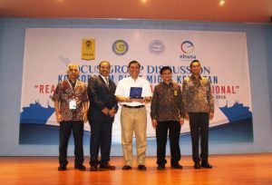 Menteri Koordinator Luhut B Pandjaitan menerima cindera mata dari Universitas Indonesia setelah memberikan keynote speech nya di Gd Auditorium Djokosetono, Fakultas Hukum Universitas Indonesia, Depok 7 September 2016