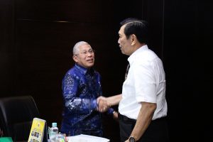 Menko Luhut saat meeting dengan Pak Erwin Jahja - Presdir PT. Binatek Energi Terbarukan di Kantor Maritim, Jakarta (15/11)