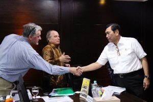 Menko Luhut saat meeting dengan Pak Erwin Jahja - Presdir PT. Binatek Energi Terbarukan di Kantor Maritim, Jakarta (15/11)