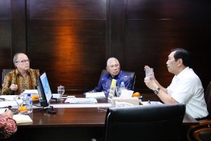 Menko Luhut saat meeting dengan Pak Erwin Jahja - Presdir PT. Binatek Energi Terbarukan di Kantor Maritim, Jakarta (15/11)