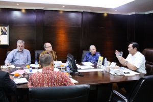 Menko Luhut saat meeting dengan Pak Erwin Jahja - Presdir PT. Binatek Energi Terbarukan di Kantor Maritim, Jakarta (15/11)