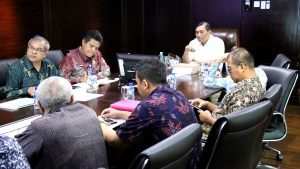 Menteri Koordinator Bidang Kemaritiman Luhut B Pandjaitan pimpin Meeting Pendalaman Alur, Pelabuhan Patimban dan Kereta Cepat Jakarta Surabaya di Kantor Kemenko Maritim, 4 November 2016