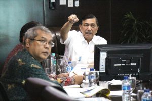 Menteri Koordinator Bidang Kemaritiman Luhut B Pandjaitan pimpin Meeting Pendalaman Alur, Pelabuhan Patimban dan Kereta Cepat Jakarta Surabaya di Kantor Kemenko Maritim, 4 November 2016