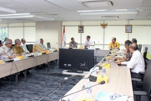 Menko Luhut Rapat Paripurna Tingkat Menteri Mengenai Pembangunan Pelabuhan Patimban dan Kereta Semi Cepat Jakarta Surabaya di Kantor Maritim, Jakarta (10/11)