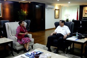 Menteri Koordinator Bidang Kemaritiman, Luhut B. Pandjaitan meeting dengan Menteri Kelautan dan Perikanan, Susi Pudjiastuti di Kantor Kemenko Maritim, Jakarta (29/11)