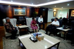 Menteri Koordinator Bidang Kemaritiman, Luhut B. Pandjaitan meeting dengan Menteri Kelautan dan Perikanan, Susi Pudjiastuti di Kantor Kemenko Maritim, Jakarta (29/11)