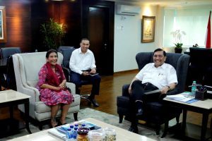 Menteri Koordinator Bidang Kemaritiman, Luhut B. Pandjaitan meeting dengan Menteri Kelautan dan Perikanan, Susi Pudjiastuti di Kantor Kemenko Maritim, Jakarta (29/11)