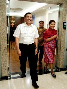 Menteri Koordinator Bidang Kemaritiman, Luhut B. Pandjaitan meeting dengan Menteri Kelautan dan Perikanan, Susi Pudjiastuti di Kantor Kemenko Maritim, Jakarta (29/11)