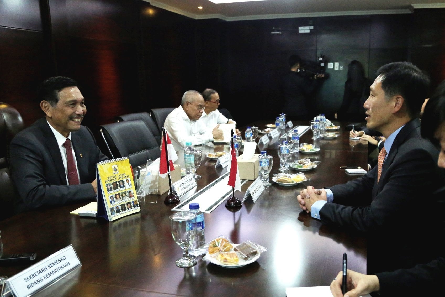 Menko Luhut Rapat bersama Mr. Ong Ye Kung -Singapore’s Acting Minister for Education/Senior Minister of State for Defence Menko Luhut Rapat bersama Mr. Ong Ye Kung -Singapore’s Acting Minister for Education/Senior Minister of State for Defence