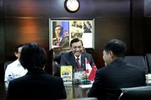 Menteri Koordinator Bidang Kemaritiman, Luhut B. Pandjaitan Rapat bersama Mr. Ong Ye Kung -Singapore’s Acting Minister for Education/Senior Minister of State for Defence di Kantor Kemenko Maritim, Jakarta, Rabu (2/11)