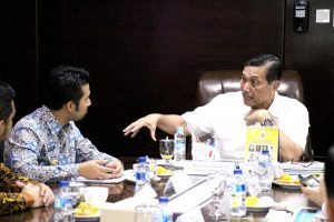 Bapak Menko Luhut B Pandjaitan menerima paparan dari Bupati Trenggalek Emil Dardak di kantor Menko Maritim, Agenda : Pengembangan Koridor Maritim Pesisir Selatan Jawa di Yogya-Prigi-Blitar-Malang di Kantor Menko (1/11)