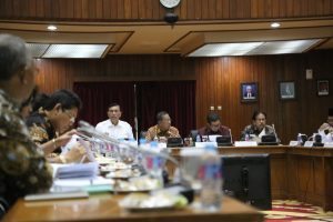 Menko Luhut dalam Rakor Pelaksanaan Strategis Nasional Keuangan Inklusif Pimp Menko Ekonomi ,bertempat di ruang rapat Graha Sawala, Gedung Ali Wardhana, Kementerian Koordinator Bidang Perekonomian, Jakarta (3/11)