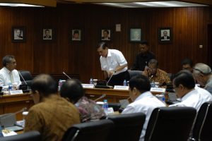 Menko Luhut dalam Rakor Pelaksanaan Strategis Nasional Keuangan Inklusif Pimp Menko Ekonomi ,bertempat di ruang rapat Graha Sawala, Gedung Ali Wardhana, Kementerian Koordinator Bidang Perekonomian, Jakarta (3/11)