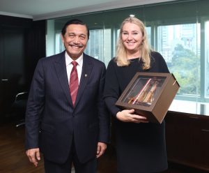 Meeting Menko Luhut Bersama dengan Menteri Infrastruktur Belanda, Mrs. Melanie Schultz Van Haegan,di Kantor Maritim Jakarta. Dengan agenda Pengembangan Pelabuhan, Persediaan Air dan Santiasi, dan Pencegahan Banjir di Teluk Jakarta (21/11)