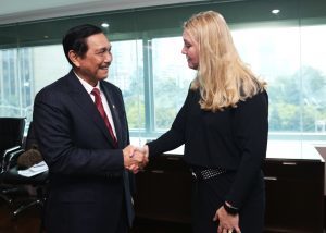 Meeting Menko Luhut Bersama dengan Menteri Infrastruktur Belanda, Mrs. Melanie Schultz Van Haegan,di Kantor Maritim Jakarta. Dengan agenda Pengembangan Pelabuhan, Persediaan Air dan Santiasi, dan Pencegahan Banjir di Teluk Jakarta (21/11)