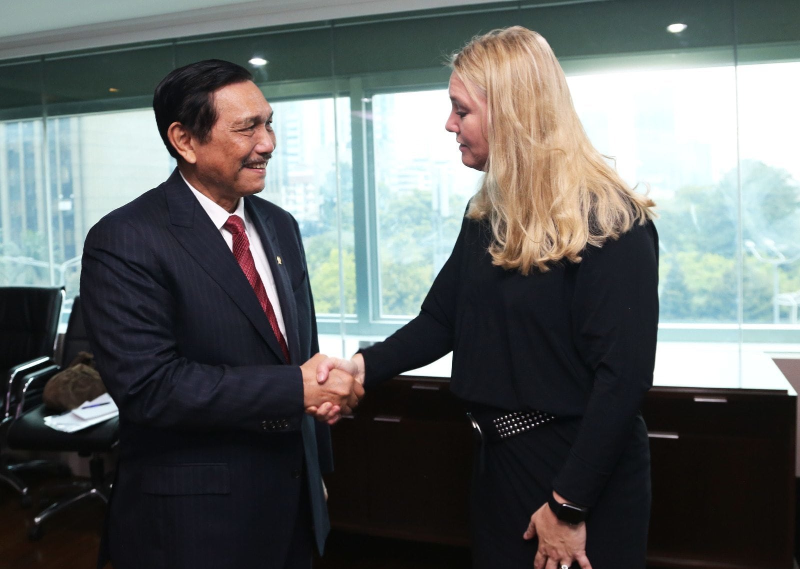 Meeting Menko Luhut Dengan Menteri Infrastruktur Belanda, Mrs. Melanie Schultz Van Haegan,di Kantor Maritim Jakarta, Dengan Agenda Pengembangan Pelabuhan, Persediaan Air dan Santiasi, dan Pencegahan Banjir di Teluk Jakarta Meeting Menko Luhut Dengan Menteri Infrastruktur Belanda, Mrs. Melanie Schultz Van Haegan,di Kantor Maritim Jakarta, Dengan Agenda Pengembangan Pelabuhan, Persediaan Air dan Santiasi, dan Pencegahan Banjir di Teluk Jakarta