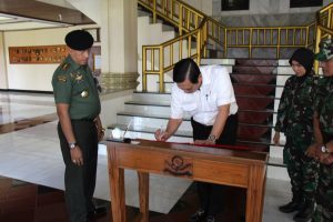 Menko Maritim Luhut B.Pandjaitan melakukan kunjungan kerja dan memberikan pengarahan kepada Perwira Siswa Sekolah Staf dan Komando (Pasis Sesko) TNI di Bandung, Selasa (22/9)