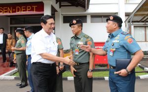 Menko Maritim Luhut B.Pandjaitan melakukan kunjungan kerja dan memberikan pengarahan kepada Perwira Siswa Sekolah Staf dan Komando (Pasis Sesko) TNI di Bandung, Selasa (22/9)