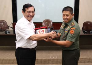 Menko Maritim Luhut B.Pandjaitan melakukan kunjungan kerja dan memberikan pengarahan kepada Perwira Siswa Sekolah Staf dan Komando (Pasis Sesko) TNI di Bandung, Selasa (22/9)