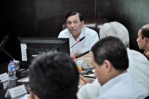 Menko Luhut B. Pandjaitan rapat mengenai harga gas, harga minyak mentah untuk mini refinery, pelarangan ekspor konsentrat tembaga di Kantor Maritim, Jakarta (16/12)