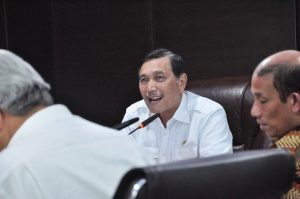 Menko Luhut B. Pandjaitan rapat mengenai harga gas, harga minyak mentah untuk mini refinery, pelarangan ekspor konsentrat tembaga di Kantor Maritim, Jakarta (16/12)