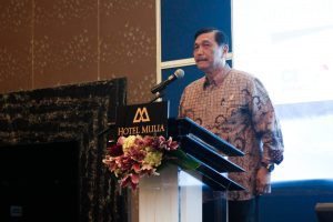 Menko Luhut B. Pandjaitan saat menjadi pembicara pada Seminar Nasional dengan tema "Akselerasi Pembangunan Ekonomi Maritim untuk Kesejahteraan Rakyat" (dari DPP IKAUNDIP/Ikatan Alumni Universitas Diponegoro) di Hotel Mulia Senayan, Jakarta (1/12).