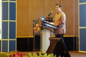 Menko Luhut B. Pandjaitan saat menjadi pembicara pada Seminar Nasional dengan tema "Akselerasi Pembangunan Ekonomi Maritim untuk Kesejahteraan Rakyat" (dari DPP IKAUNDIP/Ikatan Alumni Universitas Diponegoro) di Hotel Mulia Senayan, Jakarta (1/12).