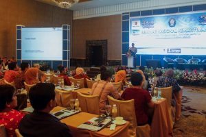 Menko Luhut B. Pandjaitan saat menjadi pembicara pada Seminar Nasional dengan tema "Akselerasi Pembangunan Ekonomi Maritim untuk Kesejahteraan Rakyat" (dari DPP IKAUNDIP/Ikatan Alumni Universitas Diponegoro) di Hotel Mulia Senayan, Jakarta (1/12).