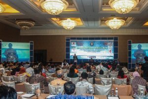 Menko Luhut B. Pandjaitan saat menjadi pembicara pada Seminar Nasional dengan tema "Akselerasi Pembangunan Ekonomi Maritim untuk Kesejahteraan Rakyat" (dari DPP IKAUNDIP/Ikatan Alumni Universitas Diponegoro) di Hotel Mulia Senayan, Jakarta (1/12).