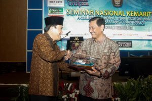 Menko Luhut B. Pandjaitan saat menjadi pembicara pada Seminar Nasional dengan tema "Akselerasi Pembangunan Ekonomi Maritim untuk Kesejahteraan Rakyat" (dari DPP IKAUNDIP/Ikatan Alumni Universitas Diponegoro) di Hotel Mulia Senayan, Jakarta (1/12).