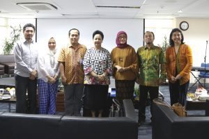 Foto Bersama Dharma Wanita Persatuan (DWP) Bersama Penasehat DWP, Ibu Devi Pandjaitan dan Nara Sumber pada acara Workshop Pengolahan Sampah  Rumah Tangga, di Kantor Kemenko Maritim, Jakarta (01/12).