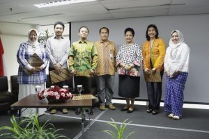 Foto Bersama Dharma Wanita Persatuan (DWP) Bersama Penasehat DWP, Ibu Devi Pandjaitan dan Nara Sumber pada acara Workshop Pengolahan Sampah  Rumah Tangga, di Kantor Kemenko Maritim, Jakarta (01/12).